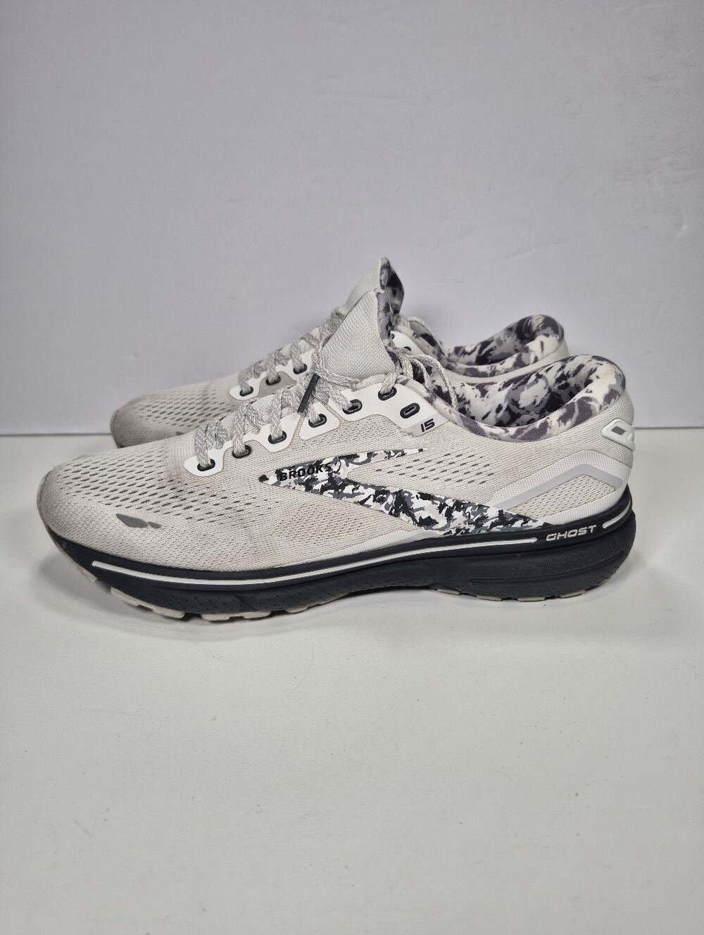 Brooks Ghost 15 Women Size 9.5 Athletic Running Shoe White/Gray Camo 1203801B149